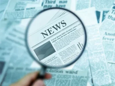 Robotnicy sanitarni trzymają miotłę przez dziesięć lat, aby podeprzeć ten dom