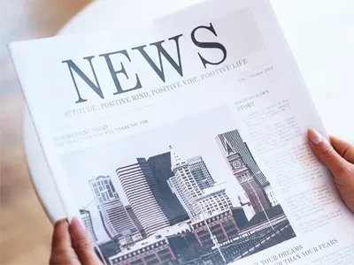 Tornistry uczniów są ozdobione odblaskowymi ozdobami, aby chronić bezpieczeńs...