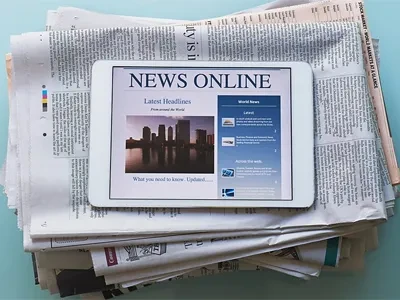 Mali policjanci ruchu drogowego w odblaskowych kombinezonach