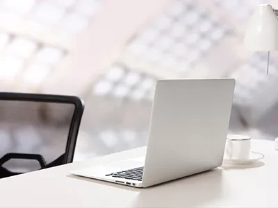 Policja drogowa nosząca kamizelki odblaskowe bada 56 nielegalnych pojazdów pa...