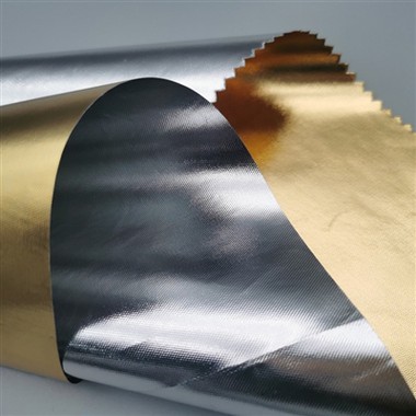 Artystka poddaje recyklingowi materiały odblaskowe, tworząc nostalgiczne i ro...