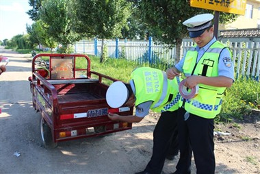 Małe odblaskowe naklejki, rozświetlają masy bezpiecznie poza drogą