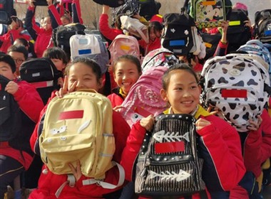 Zabierz ze sobą odblaskowe tornistry na kampus, aby rozświetlić podróż