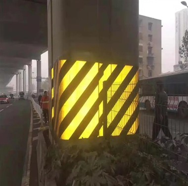 Odblaskowy materiał przeciwdeszczowy Jasna linia odblaskowa w deszczową noc,