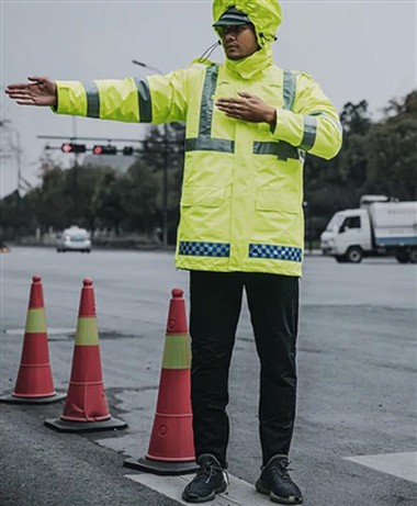 Co to jest odblaskowy płaszcz przeciwdeszczowy?