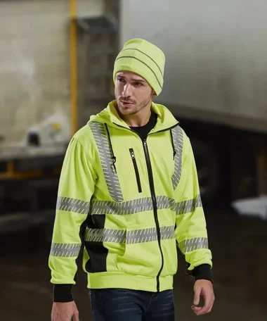 Pada śnieg, ale on ma na sobie tylko odblaskową bawełnianą podpinkę. Sekret p...