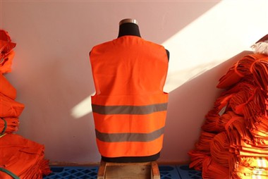 Czy suszenie koszul odblaskowych w pomieszczeniu wpływa na ich połysk?