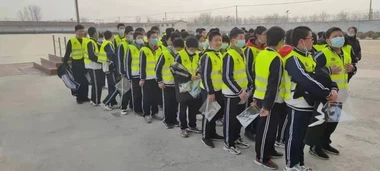 W odblaskowej odzieży ochronnej można bezpiecznie być widzianym