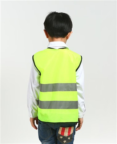 Noszenie świecącej kamizelki odblaskowej gwarantuje, że zostaniesz zauważony.